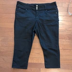 💛 3/$25 Black Capri Pants